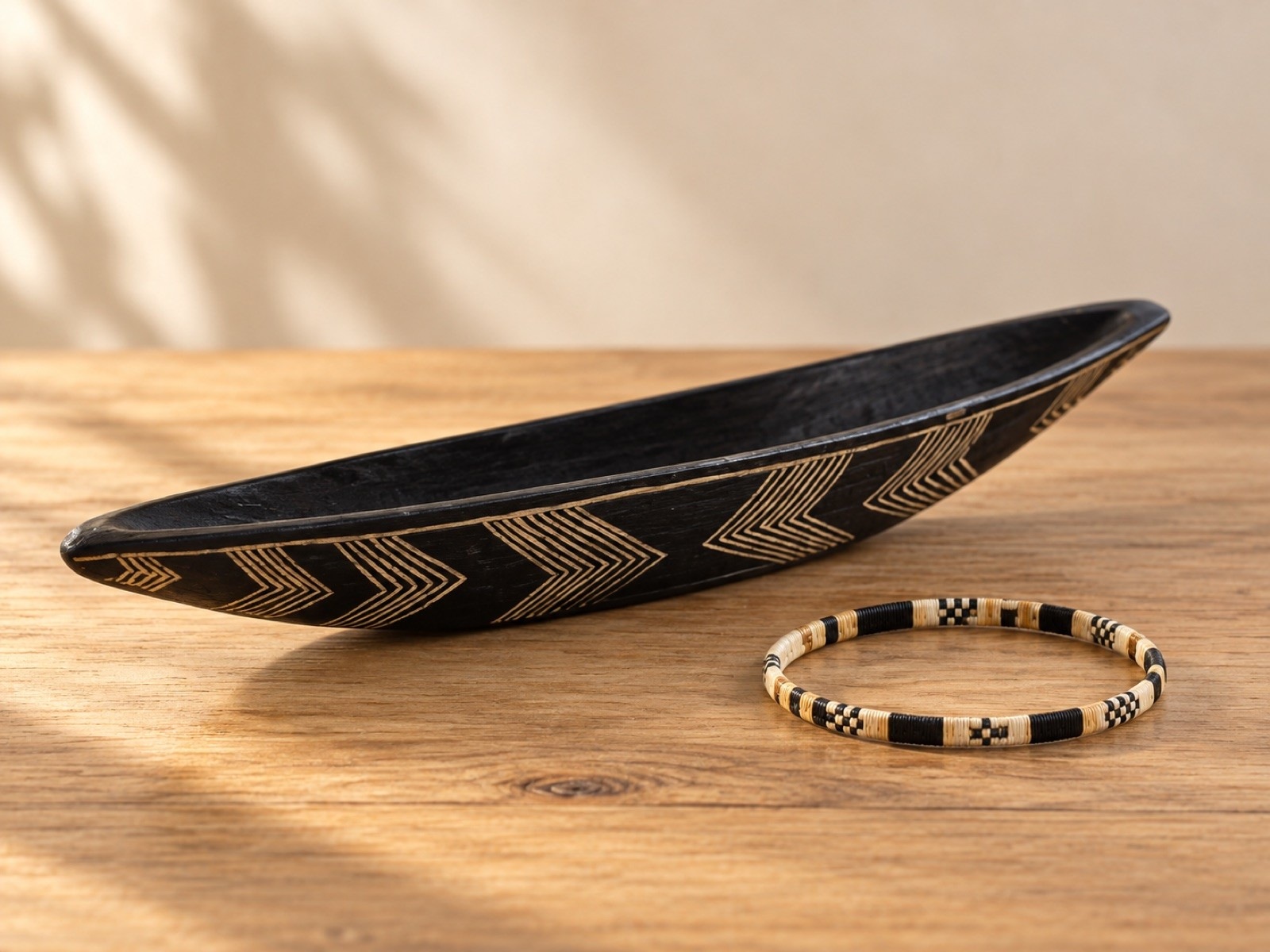 Canoa tallada y pulsera Wounaan