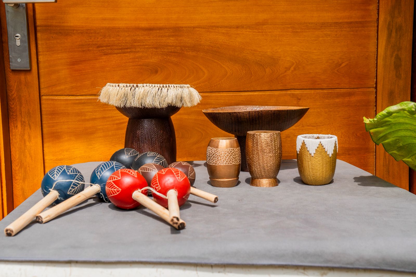 Artesanías colombianas: vasijas de fibras naturales y piezas pintadas a mano